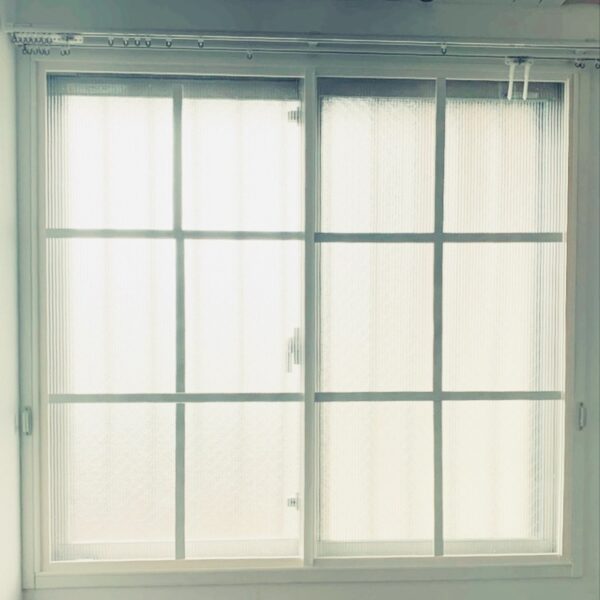白い格子窓　二重窓アクリサンデー